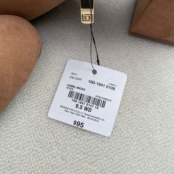 Women’s Liz Claiborne Boots - Picture 2 of 4